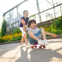 Cara mendukung anak agar percaya diri tampil di depan umum tanpa paksaan, melalui pendekatan yang empatik dan penuh dukungan. (Foto: zinkevych/Freepik)