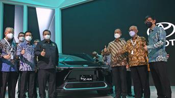 Di depan Menteri Airlangga Hartarto dan Agus Gumiwang, Toyota Pamerkan Mobil Listrik bZ4X di GIIAS 2022