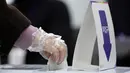 Pemilih mengenakan sarung tangan untuk mencegah COVID-19 saat memberikan suara pada pemilihan presiden di TPS lokal di Seoul, Korea Selatan, 9 Maret 2022. Korea Selatan mulai pemilihan presiden dengan mempertarungkan Lee Jae-myung dan Yoon Suk-yeol. (AP Photo/Lee Jin-man)