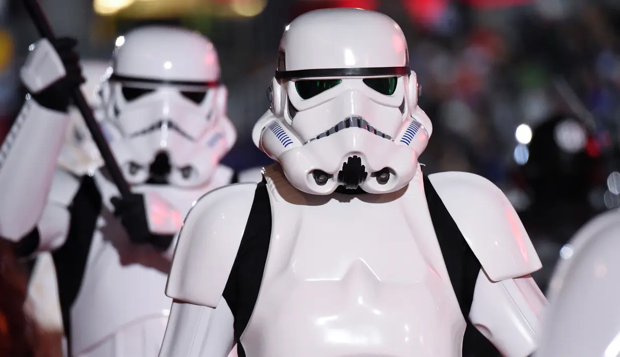 Peserta mengenakan kostum karakter Star Wars berbaris saat mengikuti Parade Natal Hollywood ke-85  di Los Angeles, California, AS (27/11). Parade ini berlangsung pada hari Minggu setelah perayaan Thanksgiving di Hollywood. (Reuters/Phil McCarten)