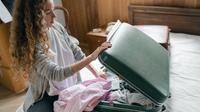 Ilustrasi packing baju, koper. (Foto oleh Ketut Subiyanto: https://www.pexels.com/id-id/foto/cerah-liburan-wanita-kamar-tidur-4245905/)