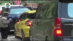 Bahkan, kemacetan tidak hanya terjadi di ruas jalan utama tetapi juga di jalan alternatif. Kemacetan di jalur tersebut mengular hingga 5 kilometer.