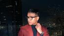 Fadly Faisal memakai jas merah maroon yang dipasangkan dengan inner lengan panjang hitam. [@fadlyfsl_]
