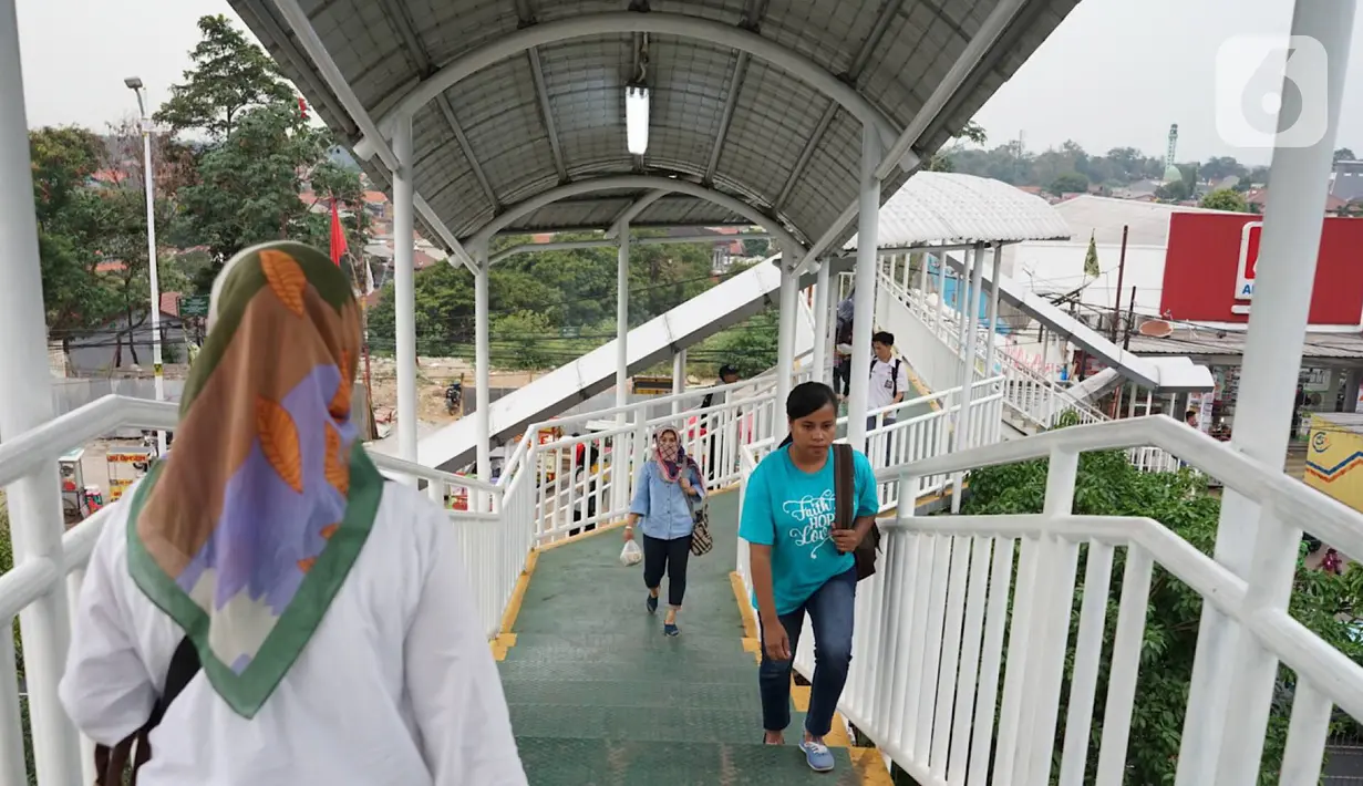Pejalan kaki melintas di Jembatan Penyeberangan Orang (JPO) Lenteng Agung di Jakarta, Selasa (29/10/2019). Tahun 2020, Pemprov DKI Jakarta berencana merevitalisasi 11 JPO yaitu JPO Warung Jati Barat (Pejaten Village), JPO Jalan Raya Pasar Minggu. (Liputan6.com/Immanuel Antonius)