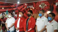 Direktur Utama Persis Solo, Kaesang Pangarep (tengah), berkunjung ke Kantor PSSI pada Rabu (7/4/2021). (Istimewa).