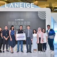 Penyerahan donasi oleh tim LANEIGE kepada ACT