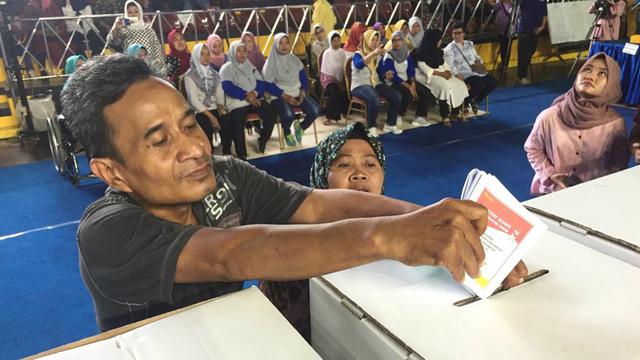 Simulasi saat pencoblosan untuk Pemilu 2019 digelar di Gelanggang Olahraga (GOR) Bulungan, Jakarta Selatan.