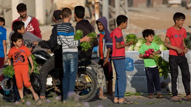 Potret Anak-Anak Palestina Mencari Uang di Bulan Ramadan