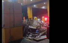 Detik-Detik Kecelakaan di Gerbang Tol Ciawi, Truk Meluncur dari Arah Bogor ke Jakarta Tabrak Mobil hingga Terbakar