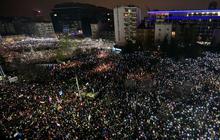 FOTO: Demo Antikorupsi Terbesar Guncang Serbia, Ratusan Ribu Orang Turun ke Jalan