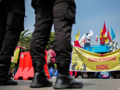 Massa yang tergabung dalam Front Perjuangan Rakyat (FPR) menggelar aksi unjuk rasa di depan Istana Negara, Jakarta, Senin (25/9). Aksi tersebut sebagai peringatan Hari Tani Nasional (HTN) 2017. (Liputan6.com/Faizal Fanani)