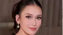 Hadiri acara di tepi pantai, wajah Ayu Ting Ting dipulas dengan makeup bergaya soft glam. Blush soft pink dan lipstik coral matte bikin warna kulit Ayu Ting Ting makin bercahaya [@ayutingting92]