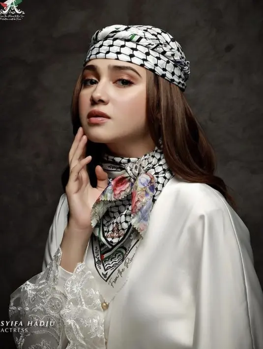 Syifa Hadju mengenakan scarf dengan gaya berbeda. Tampil bergaya turban dan dililit ke keher mempermanis look yang ditampilkan.  [Foto: Instagram.com/ayudyahandari]