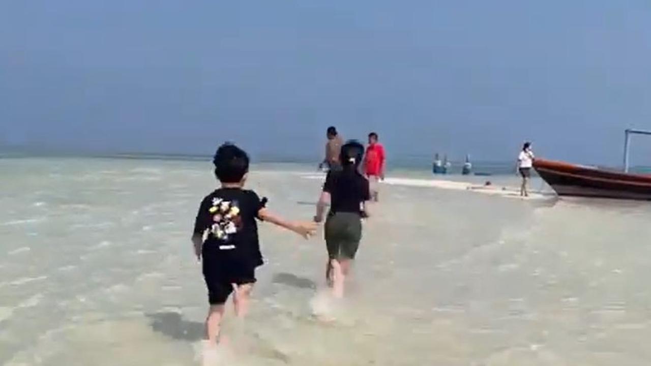 Walau begitu, saat pulau ini muncul banyak wisatawan yang ingin mengunjungi pulau ini karena unik.
