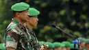 Pangdam Jaya, Mayjen Teddy Lhaksmana WK (kiri) bersama Komandan Kodiklat TNI AD, Letjen TNI Agus Sutomo saat mengikuti pada apel bersama Satuan Jajaran Kodam Jaya di Makodam Jaya, Jakarta, Kamis (17/9/2015). (Liputan6.com/Helmi Fithriansyah)