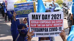 Para buruh dari berbagai aliansi membawa berbagai poster maupun bendera saat aksi memperingati Hari Buruh Internasional atau May Day di Jakarta, Sabtu (1/5/2021). Mereka meminta pemerintah untuk mencabut Omnibus Law dan memberlakukan upah minimum sektoral (UMSK) 2021. (Liputan6.com/Angga Yuniar)