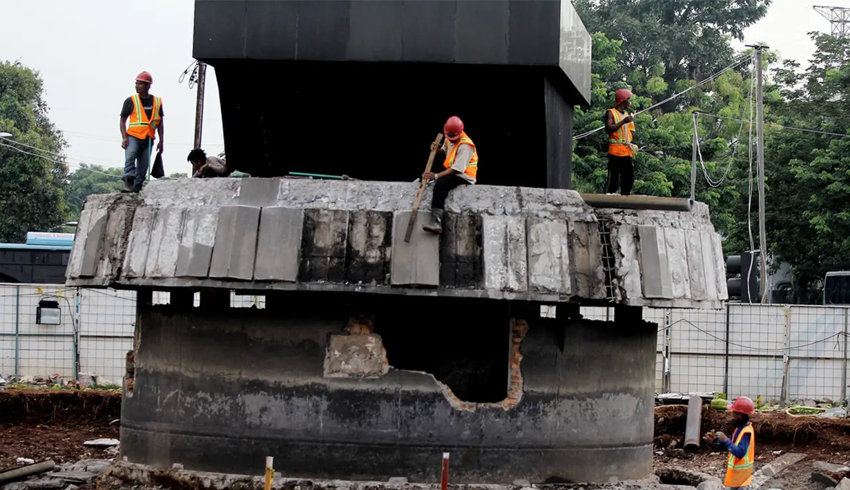 Pekerja melakukan pembongkaran bagian bawah Patung Pemuda Membangun, Senayan, Jakarta, Kamis (29/5/2014) (Liputan6.com/Faizal Fanani)