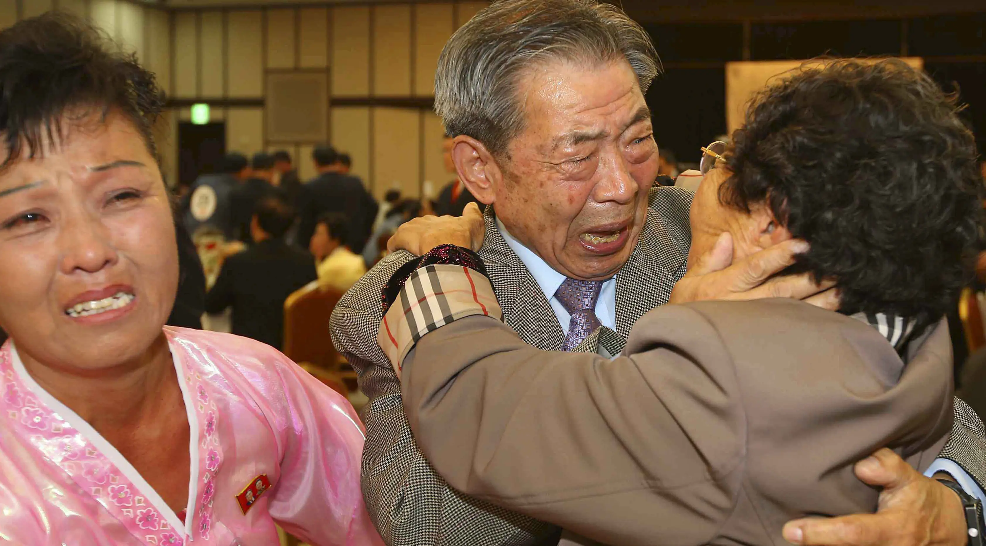 Min Ho-shik (tengah), warga Korsel bertemu adiknya Min Eun Shik, warga Korut dalam Reuni Keluarga Terpisah di Korut, Selasa (20/10). Ratusan orang memulai acara reuni sejak pecah perang antara kedua negara itu lebih dari 60 tahun lalu.(Reuters/Korea Pool)