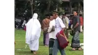 Cerita Pilu di Balik Video Viral Kakek yang Salat Idul Adha Pakai Seragam SMA
