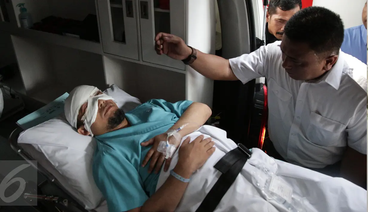 Penyidik KPK, Novel Baswedan tiba di RS Jakarta Eye Center (JEC), Menteng, Jakarta, Selasa (11/4). Pemindahan tersebut bertujuan agar Novel mendapatkan penanganan yang lebih maksimal dan cepat. (Liputan6.com/Faizal Fanani)