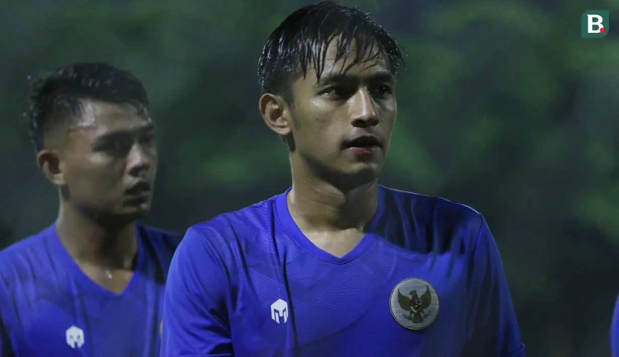 Pemain Timnas Indonesia, Hanis Saghara (kanan), juga turut hadir mengikuti sesi latihan di Lapangan B Senayan, Jakarta, Selasa (9/11/2021). (Bola.com/M Iqbal Ichsan)