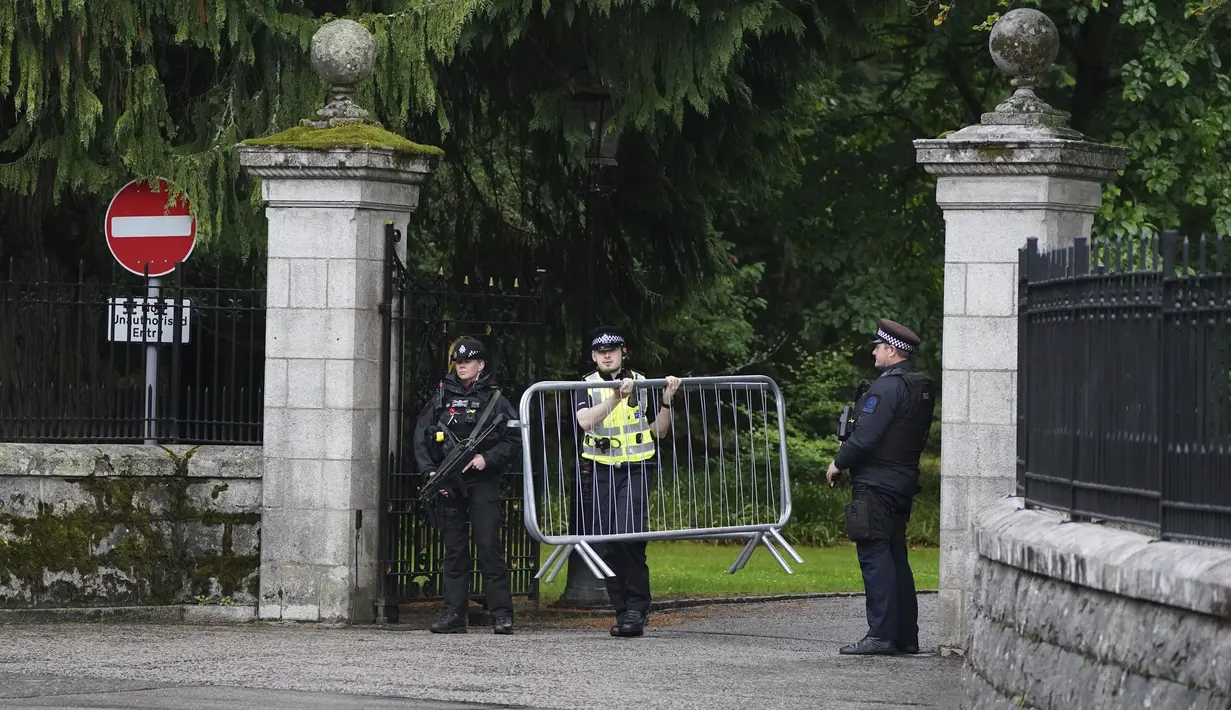 <p>Penghalang dipindahkan ke tempat di pintu masuk Balmoral di Skotlandia, di mana Ratu berada di bawah pengawasan medis, Kamis (8/9/2022). Istana Buckingham mengatakan Ratu Elizabeth II telah ditempatkan di bawah pengawasan medis karena dokter &ldquo;memperhatikan kesehatan Yang Mulia. .&rdquo; Anggota keluarga kerajaan pergi ke Skotlandia untuk bersama raja berusia 96 tahun itu. (Andrew Milligan/PA via AP)</p>