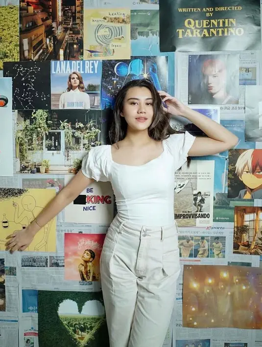 Aaliyah tampil chic dan stylish memadukan square neck top warna putih dan celana panjang warna cream.  (Instagram/Aaliyah.massaid).