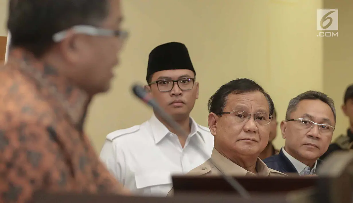 Ketum Partai Gerindra, Prabowo Subianto dan Ketum PAN Zulkifli Hasan saat mendengarkan Presiden PKS, Sohibul Iman memberikan keterangan pers koalisi Pilgub usai pertemuan tertutup di Kantor PKS, Jakarta, Minggu (24/12). (Liputan6.com/Faizal Fanani)