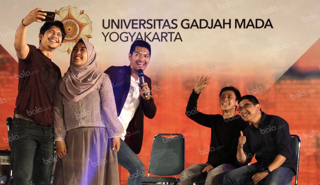 Aktor Iko Uwais berfoto bersama seorang peserta saat acara talkshow dalam rangkaian Emtek Goes To Campus di Graha Sabha Pramana, UGM, Yogyakarta, 2 November 2016. (Bola.com/Arief Bagus)