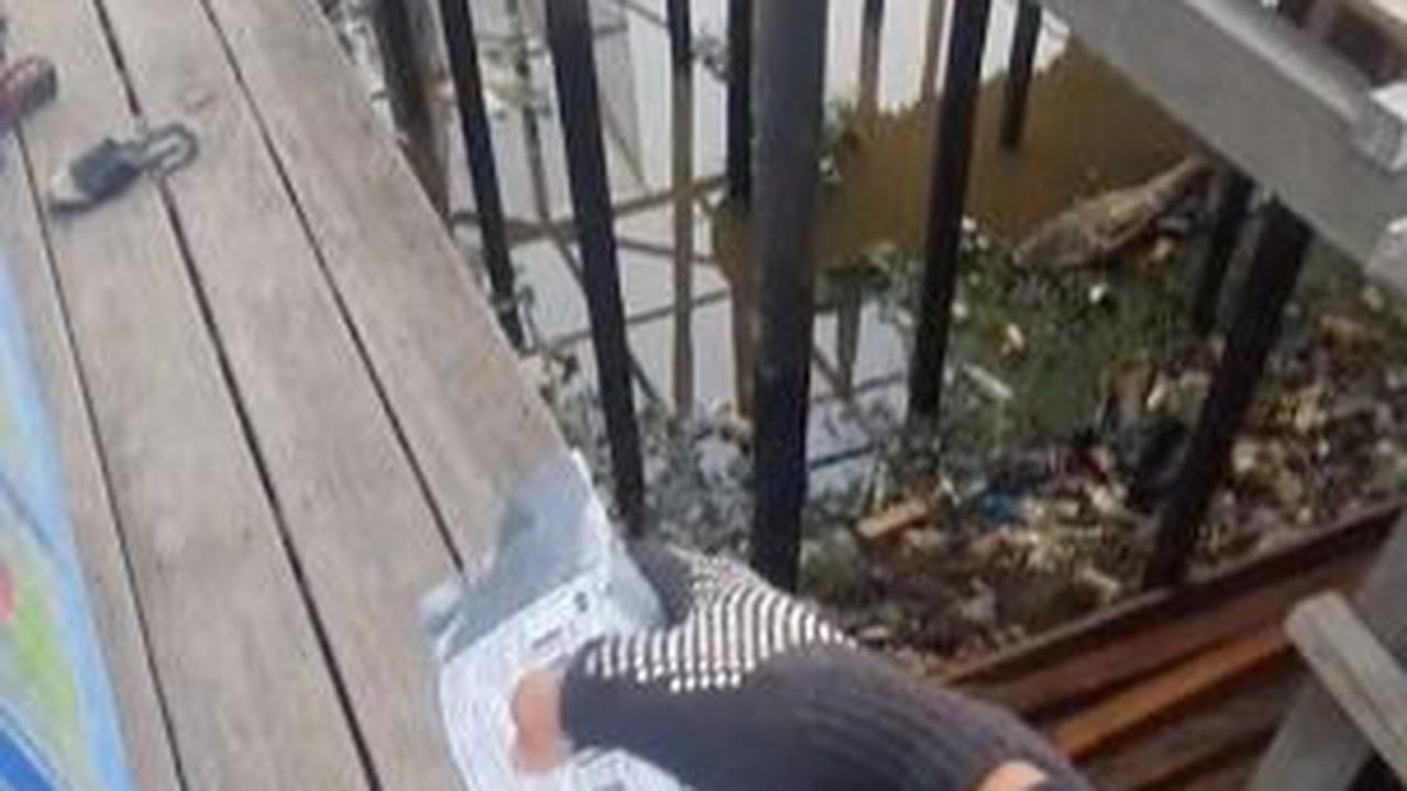 Dedikasi Penuh seorang Kurir Antarkan Paket Lewati Jalan Setapak di Tengah Sungai, Sekali Salah Langkah Bikin Tergelincir