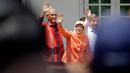 Halimah Yacob melambaikan tangan saat tiba untuk menyerahkan berkas pencalonan presiden di Singapura, Rabu (13/9). Halimah menjadi sorotan dunia, karena dia dari etnis Melayu yang selama ini langka jadi pemimpin negeri Merlion. (AP Photo/Wong Maye-E)