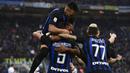 Para pemain Inter Milan merayakan gol yang dicetak Roberto Gagliardini pada laga Serie A Italia di Stadion San Siro, Milan, Sabtu (3/11). Inter menang 5-0 atas Cagliari. (AFP/Miguel Medina)