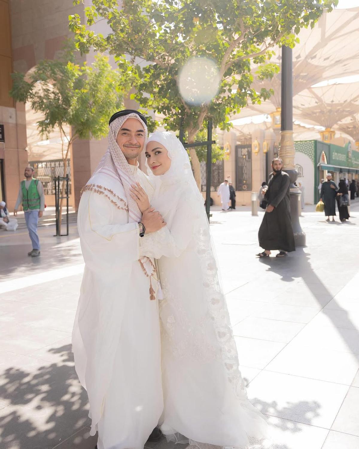 Momen Akad Nikah Zumi Zola dan Putri Zulhas di Masjid Nabawi Madinah