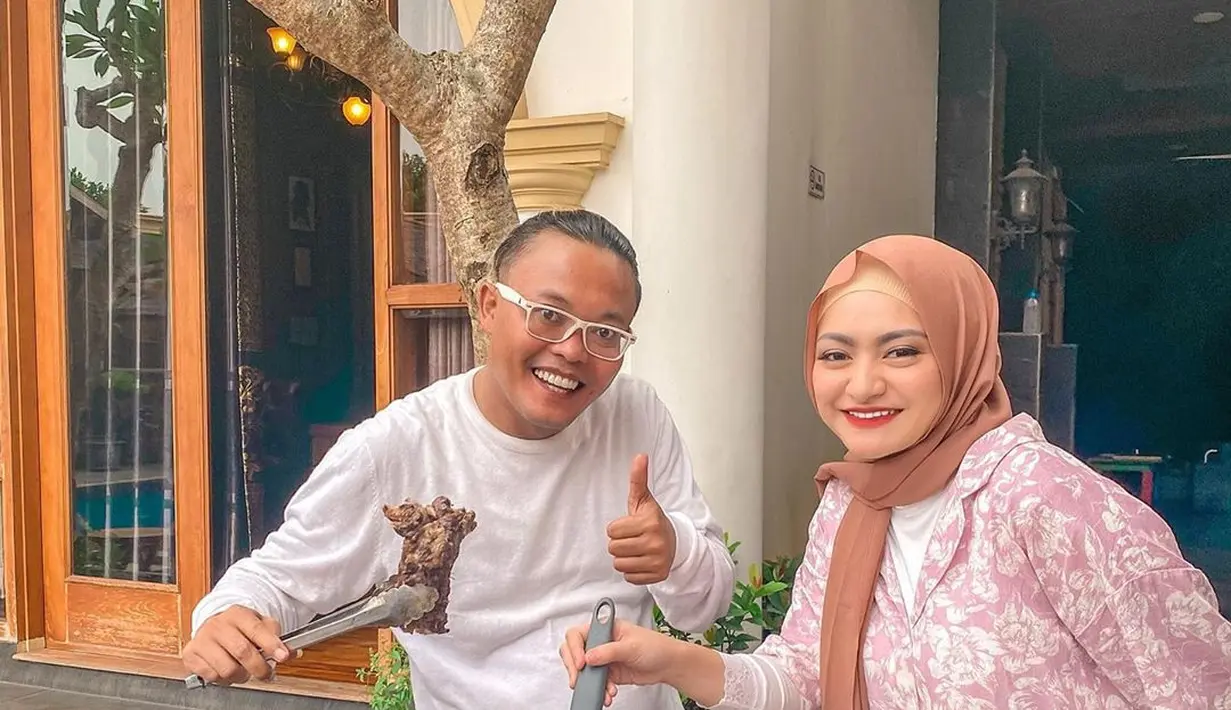 "Kang Sule sempat bilang mau nikah di hari ulang tahun dan akhirnya kang Sule menikah ya di hari ini," ujar Raffi Ahmad sambil tersenyum bahagia.  (Instagram/ferdinandsule)