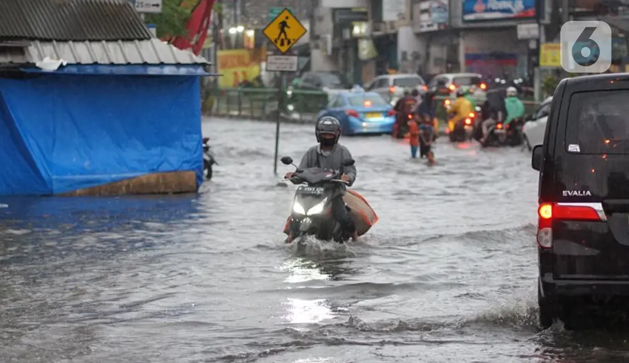 Pengendara motor menerobos banjir yang menggenangi Jalan Arif Rahman Hakim di Depok, Jawa Barat, Senin (18/5/2020). Sistem drainase buruk menjadi penyebab utama kawasan tersebut selalu tergenang banjir setiap hujan deras. (Liputan6.com/Immanuel Antonius)