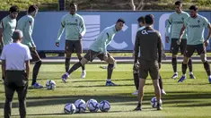 Penyerang Portugal, Cristiano Ronaldo (tengah) dan rekan satu timnya mengikuti sesi latihan di tempat latihan Cidade do Futebol di Oeiras (10/11/2021). Portugal akan bertanding melawan Irlandia pada Grup A kualifikasi Piala Dunia 2022  di Aviva Stadium. (AFP/Patricia De Melo Moreira)