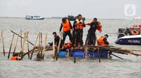Pagar bambu yang telah copot dikumpulkan lalu langsung dinaikkan ke atas kapal dan dibawa ke dermaga. (Magang/Liputan6.com/Muhammad Rizal)