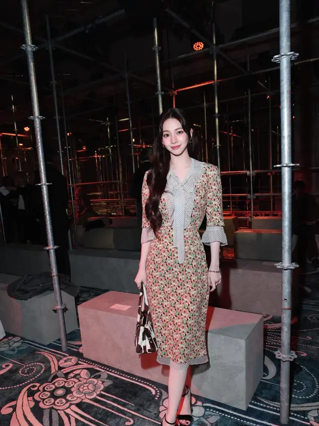 Potret Karina aespa Tampil Layaknya Putri Kerajaan di Prada Milan Fashion Week