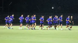 Pemain Filipina melakukan latihan resmi jelang laga terakhir Grup B Piala AFF 2024 melawan Timnas Indonesia di Stadion Sriwedari, Solo, Jawa Tengah, Jumat (20/12/2024). (Bola.com/Abdul Aziz)