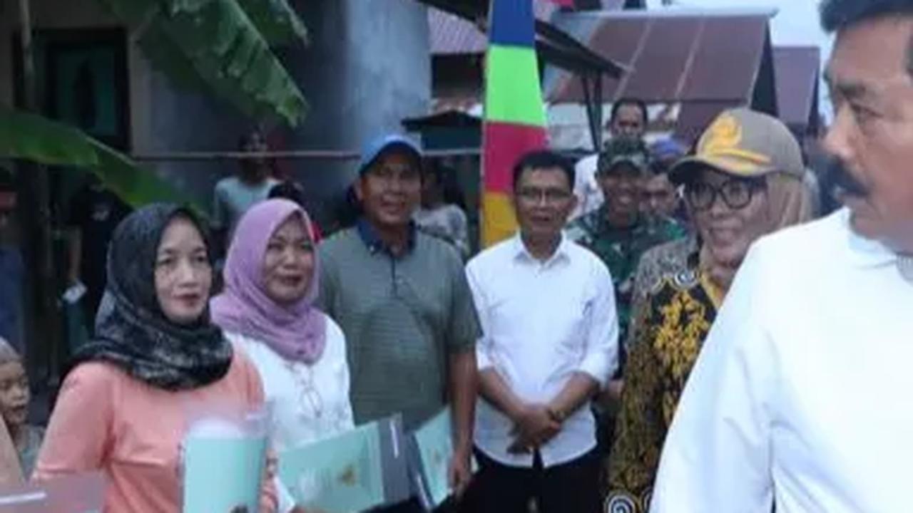 Menteri Hadi Door to Door ke Rumah Warga Gunung Kidul Bagikan Sertifikat Tanah
