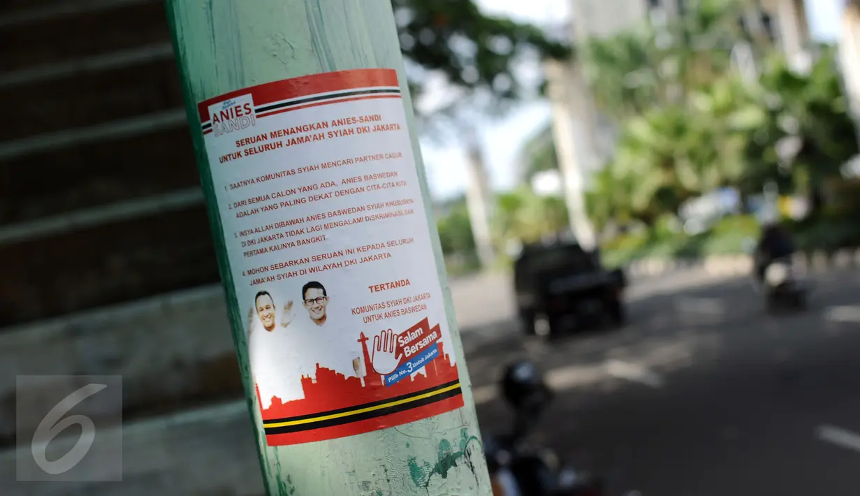 Stiker bergambar paslon nomor 3 masih menempel di sekitar Jalan Asia Afrika, Jakarta, Senin (13/1). Hingga H-2 Pilkada DKI Jakarta, alat peraga kampanye masih terlihat di beberapa ruas jalan Ibukota. (Liputan6.com/Helmi Fithriansyah)