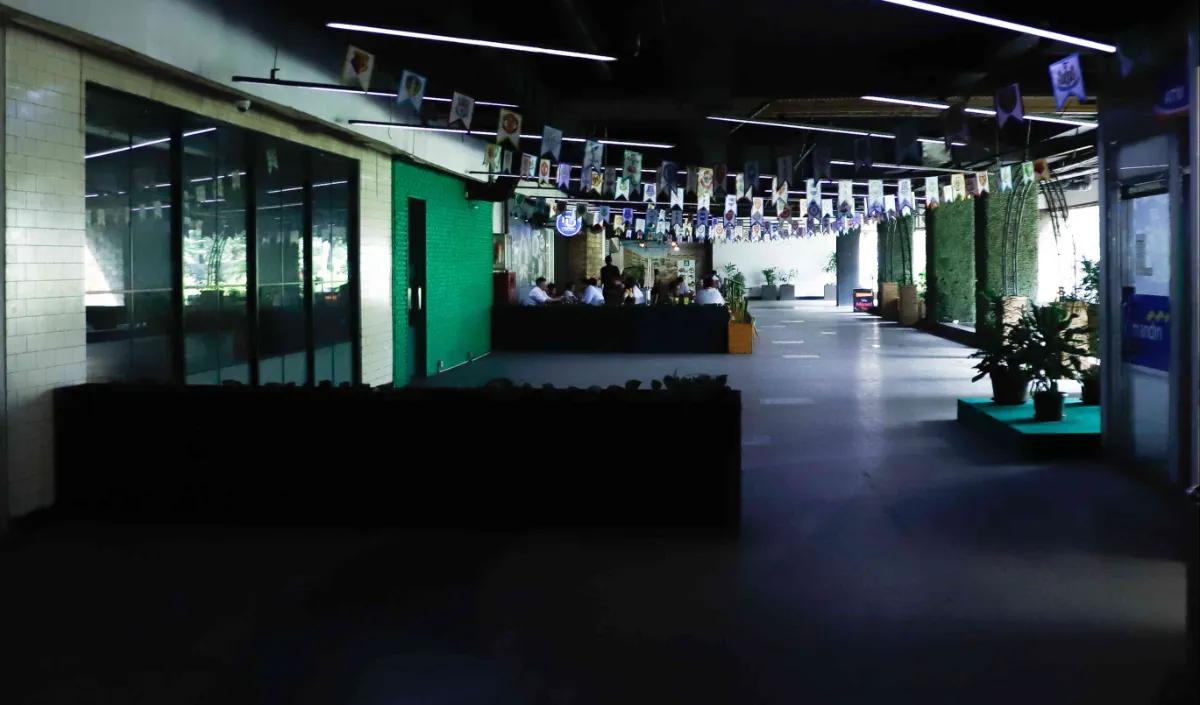 Area Luar Plaza Semanggi tak cuma sepi, penerangannya  juga minim.