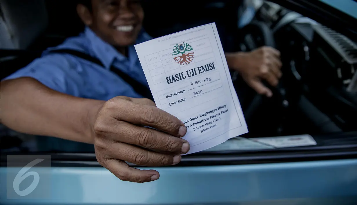 Pengendara menunjukan kartu hasil uji emisi usai melakukan uji emisi kendaraannya di kawasan Tugu Proklamasi, Jakarta, Selasa (16/5). Sudin Lingkungan Hidup Jakarta Pusat menggelar uji emisi guna menekan angka polusi kendaraan (Liputan6.com/Faizal Fanani)