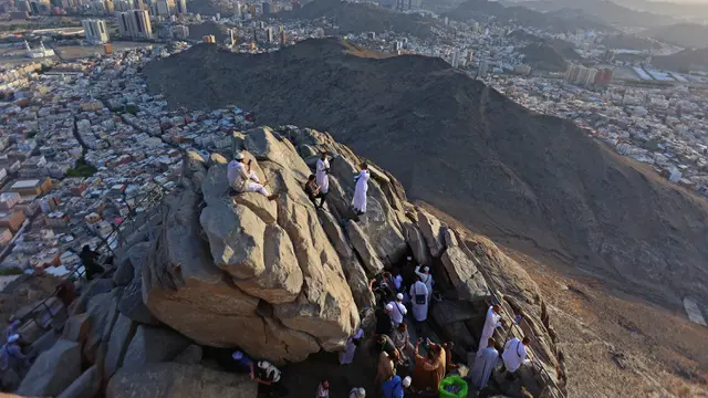 FOTO: Menjajaki Gunung Cahaya yang Menghadap Kota Suci Mekkah
