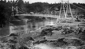Potret jembatan kabel di atas Sungai Brantas di kediaman Kesamben Kediri Jawa Timur 1922. (Dok. Wikipedia)