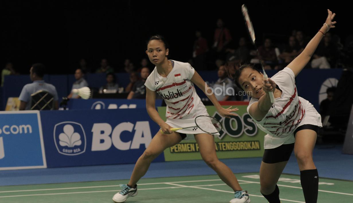 Pasangan  ganda putri Indonesia, Della Puspita Haris/Rosyita Eka Putri Sari, kalah dari pasangan Korea, Chang Ye Na/Lee So hee pada laga Indonesia Open 2017 di JCC, Jumat (16/6/2017). Indonesia kalah 21-17, 13-21- 13-21. (Bola.com/M Iqbal Ichsan)
