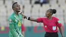 Piala Afrika 2022 kembali menghadirkan cerita menarik. Kali ini seputar sepak terjang wasit di ajang tersebut. (AP/Themba Hadebe)