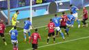 Pemain Italia, Alessandro Bastoni, mencetak gol ke gawang Albania dalam laga perdana Grup B Euro 2024 di Stadion Signal Iduna Park, Dortmund, Minggu (16/6/2024). (AP/Andreea Alexandru)