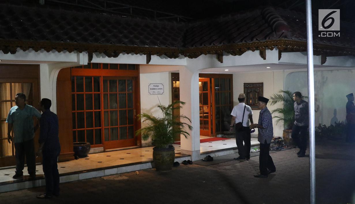 Sejumlah orang melakukan persiapan untuk menyambut jenazah almarhum Presiden RI ke-3 BJ Habibie di kediamannya di Patra Kuningan, Jakarta Selatan, Rabu (11/9/2019). BJ Habibie meninggal dunia setelah menjalani perawatan di RSPAD. (Liputan6.com/Angga Yuniar)