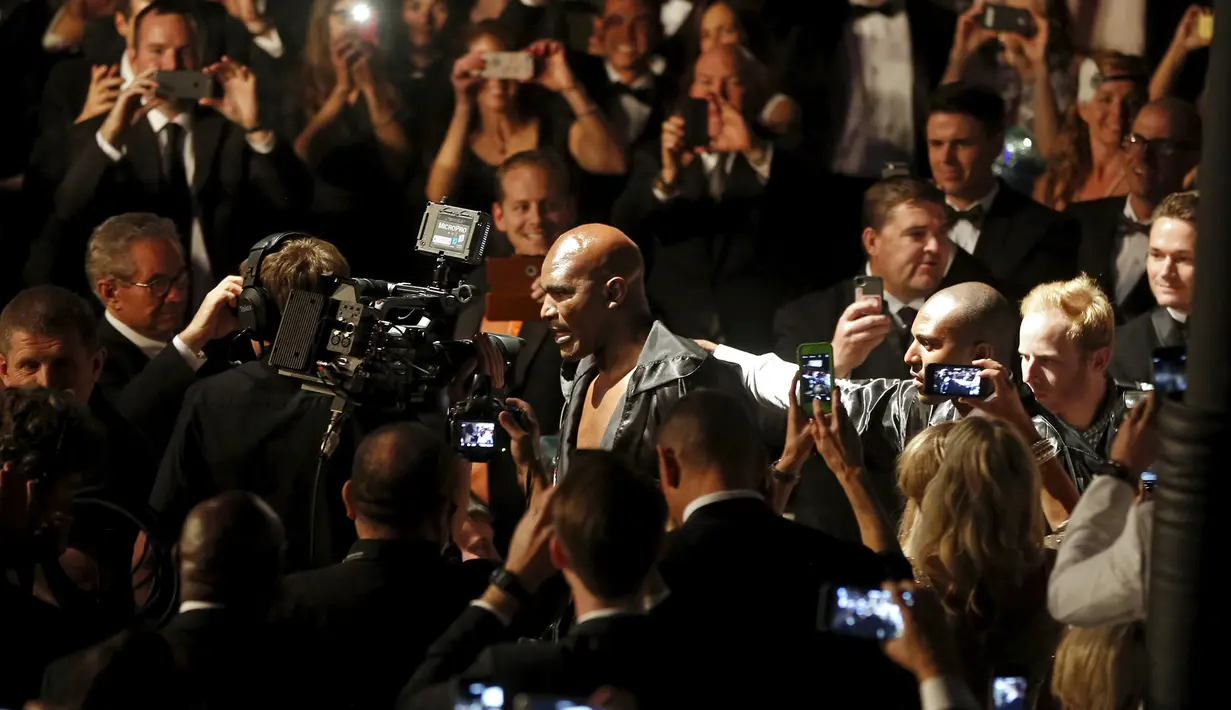 Mantan juara dunia tinju kelas berat, Evander Holyfield (tengah) bersiap menuju ring tinju sebelum bertarung melawan mantan Capres Amerika Serikat, Mitt Romney di Salt Lake City, AS, Jumat (15/5/). (REUTERS/Jim Urquhart)
